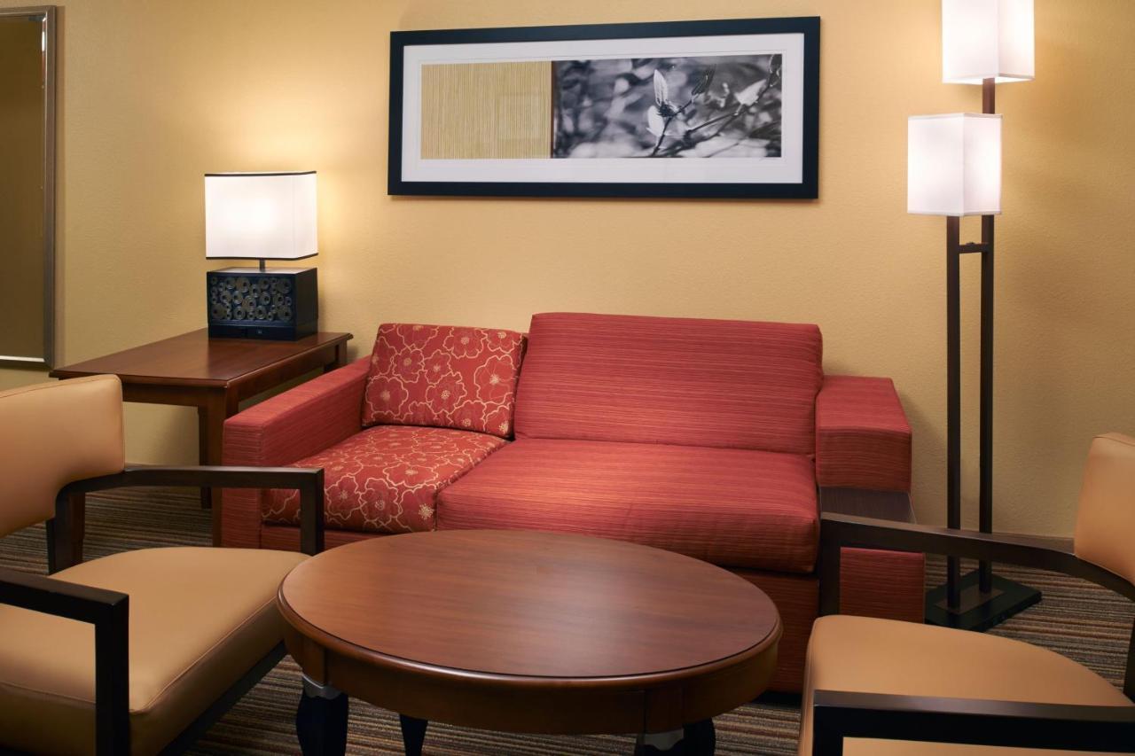 Courtyard By Marriott Louisville East Exterior photo