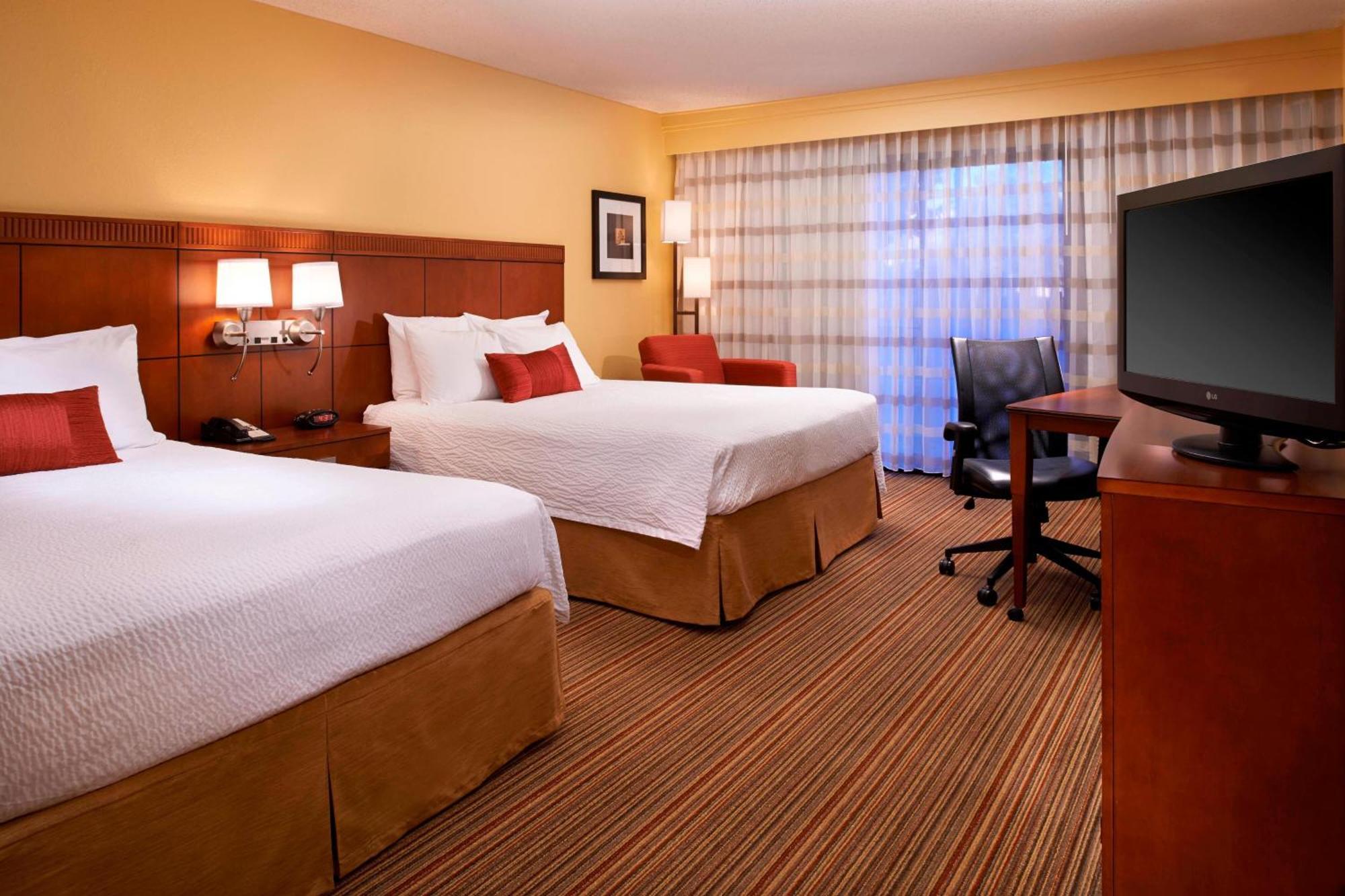 Courtyard By Marriott Louisville East Exterior photo