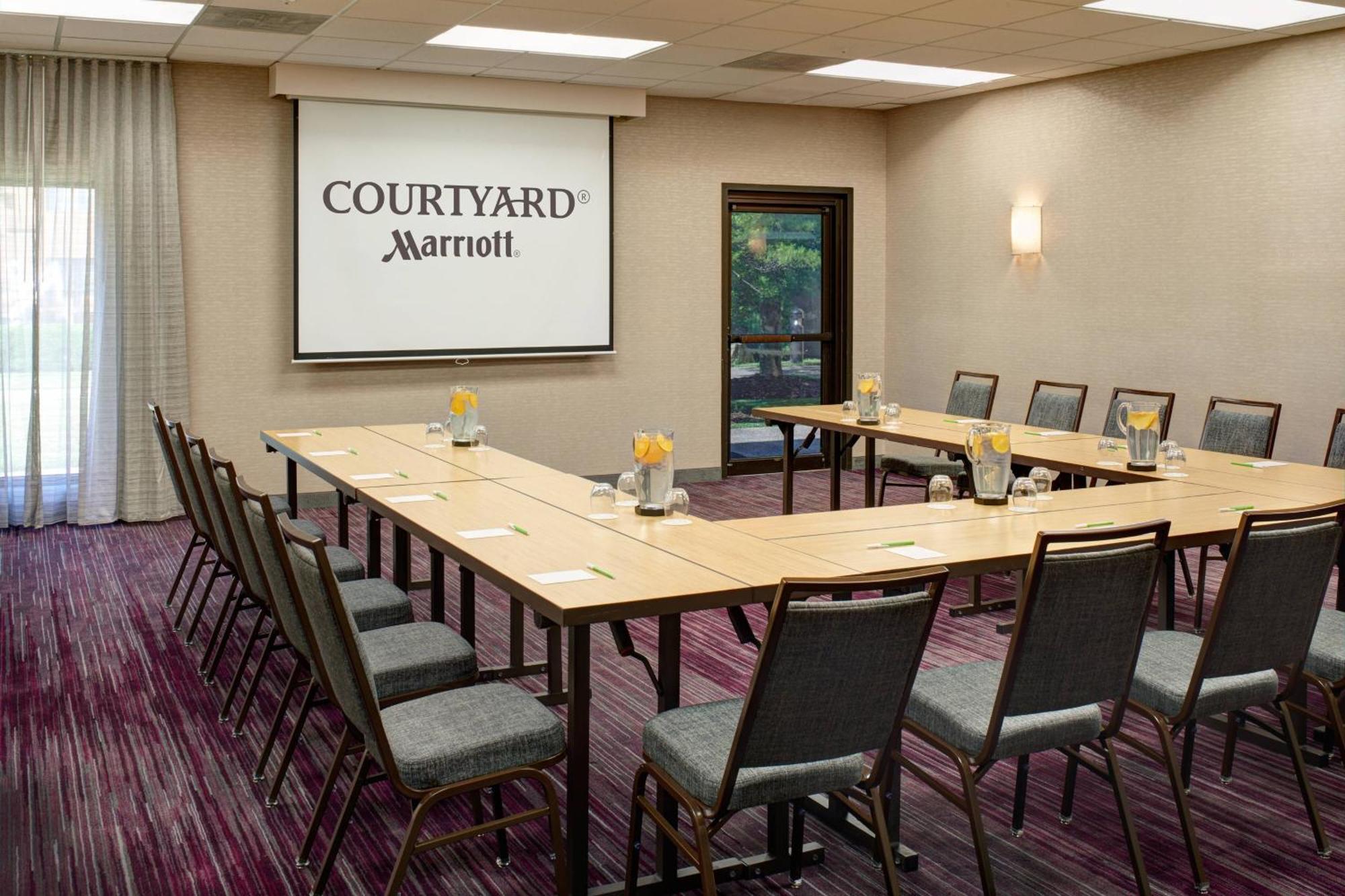 Courtyard By Marriott Louisville East Exterior photo