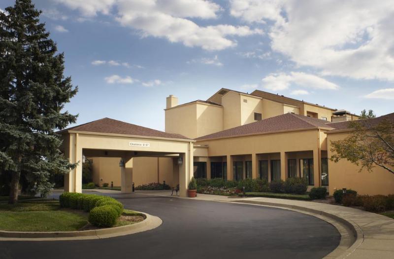 Courtyard By Marriott Louisville East Exterior photo