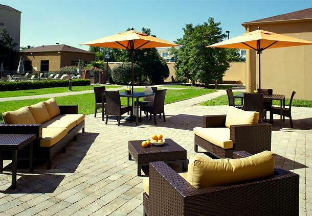 Courtyard By Marriott Louisville East Exterior photo